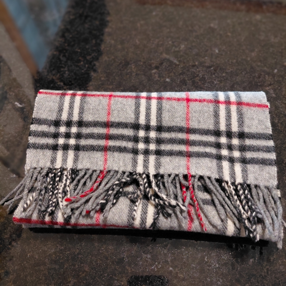 Vintage Burberrys Unisex Black White Red Wool Plaid Scarf! - Picture 2 of 8